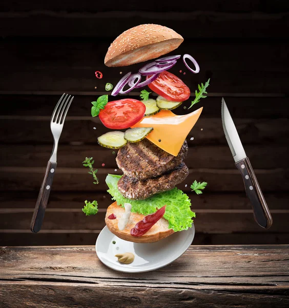 Hamburger składników spada w dół jeden po drugim, aby utworzyć świetnym — Zdjęcie stockowe
