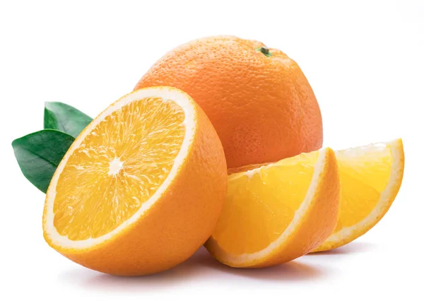 Oranžové plody s oranžovými plátky a listy izolované na bílém BAC — Stock fotografie