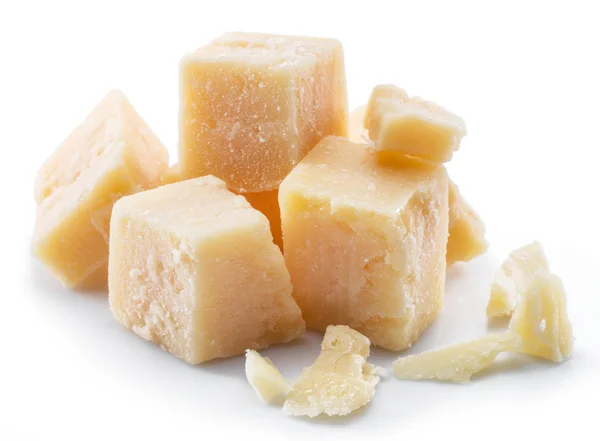 Parmigiano cubetti di formaggio isolato su sfondo bianco . — Foto Stock