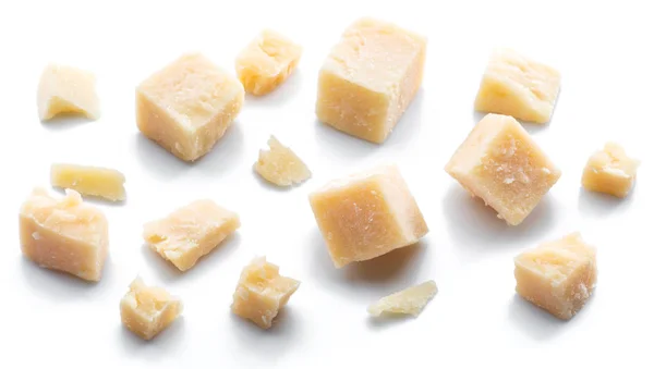 Пармезанські кубики сиру та пармезані крихти ізольовані на білому фоні — стокове фото