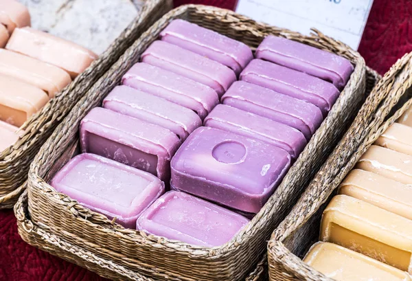 Natural hand-made soaps in the plaited tray. Close-up. — Stock Photo, Image