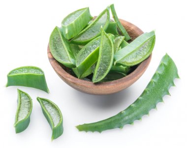 Beyaz arka plan üzerinde ahşap kase taze aloe vera dilimleri.