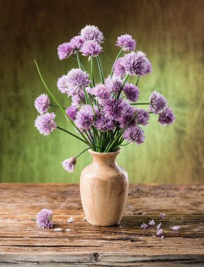 Soğan (chives) buket üzerinde ahşap tabl vazoda