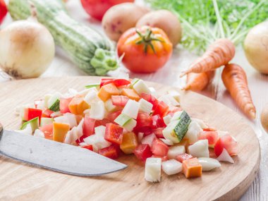 Taze sebze Ahşap doğrama tahtası üzerinde kesme..