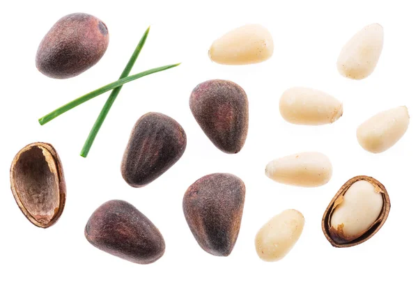 Сосновые орехи на белом фоне. Органические продукты питания . — стоковое фото