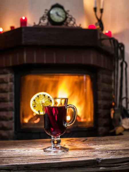 Varm glögg med orange skiva, kryddnejlika och kanelstång. — Stockfoto