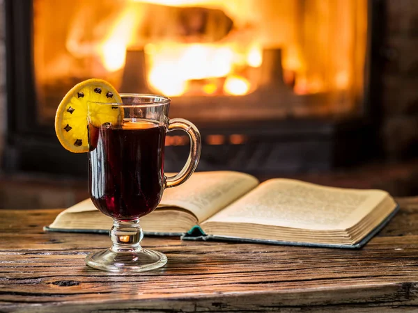 Gorące grzane wino i książki na drewnianym stole. — Zdjęcie stockowe