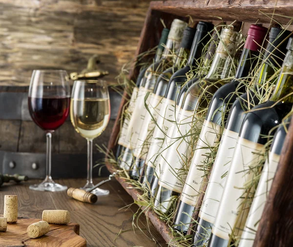 Botellas de vino en el estante de madera . —  Fotos de Stock