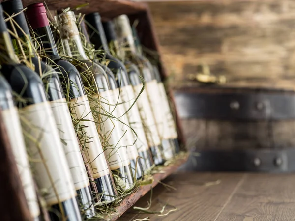 Garrafas de vinho na prateleira de madeira . — Fotografia de Stock