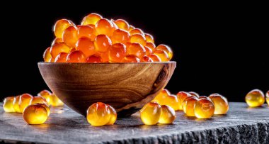 Kase ahşap arka plan üzerinde kırmızı havyar.