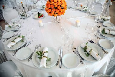 Tatil sofra çiçekler ve mumlarla süslenmiş.