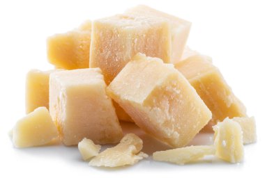 Parmesan peyniri küpleri beyaz arka plan üzerinde izole.