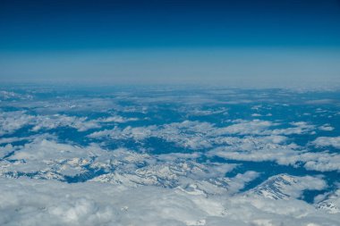 Mavi gökyüzünde beyaz ağır bulutlar. Üzerinde panoramik Clear t