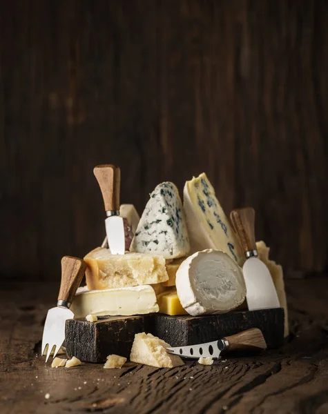 Assortiment van verschillende kaas typen op houten achtergrond. Vijgenconfituur — Stockfoto