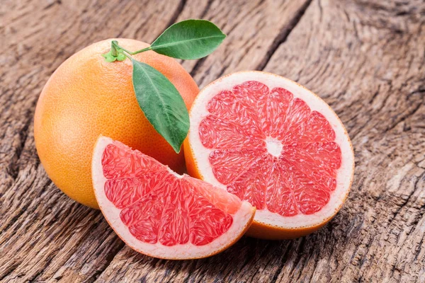 Pomelos sobre fondo de madera viejo . — Foto de Stock