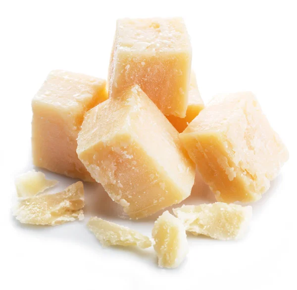 Parmezán sajt kocka elszigetelt fehér háttér. — Stock Fotó