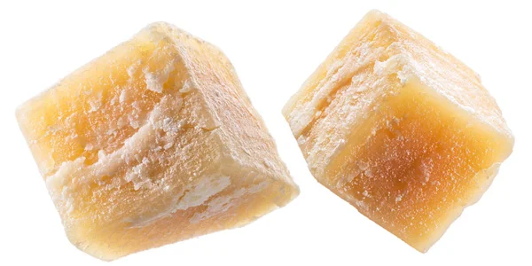 Parmigiano cubetti di formaggio isolato su sfondo bianco. Pat di ritaglio — Foto Stock