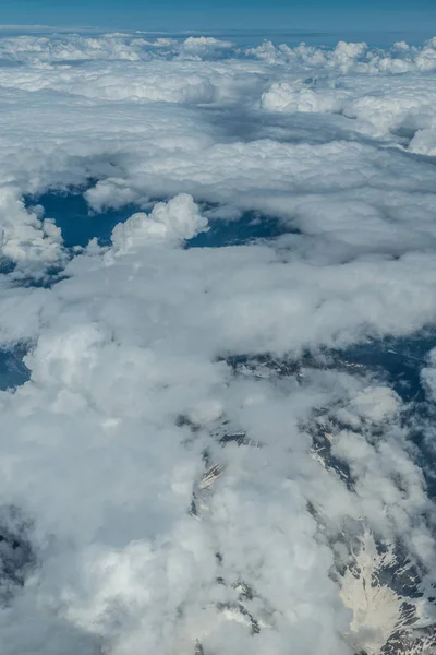 Vita tunga moln i den blå himlen. Panorama cloudscape över t — Stockfoto