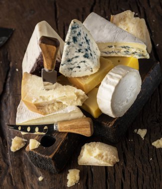 Farklı peynir çeşitleri ahşap arka plan üzerinde ürün yelpazesine. Chees