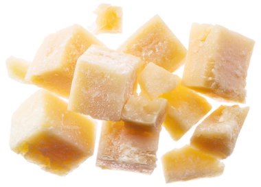 Parmesan peyniri küpleri beyaz arka plan üzerinde izole.