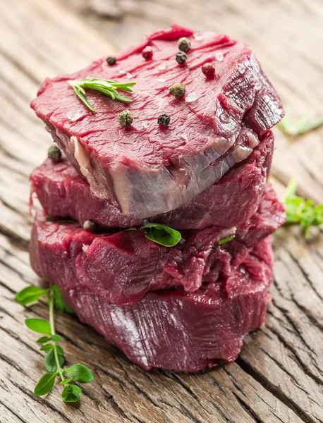Pieces of beef tenderloin on the wooden cutting board. — Stock Photo, Image