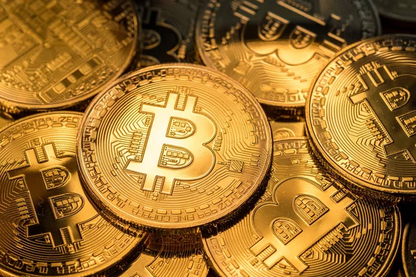 Bitcoins físicos brillantes. Tecnología Blockchain . — Foto de Stock