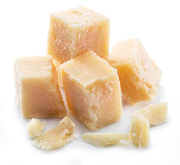 Parmigiano cubetti di formaggio isolato su sfondo bianco . — Foto Stock