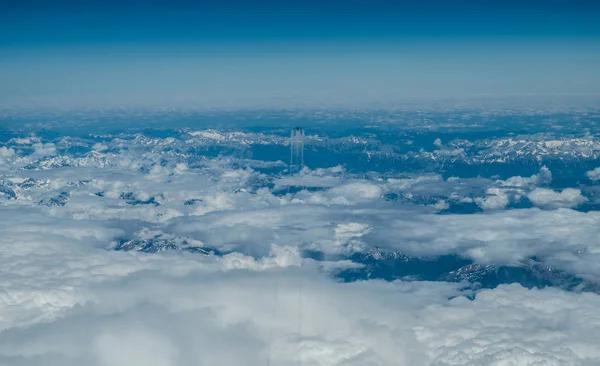 青空に白い立ち込める雲T の上のパノラマ雲模様 — ストック写真