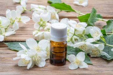 İhale yasemin çiçekleri ve yasemin yağı yakın çekim ahşap backgr