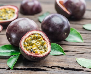Tutku meyve ve onun kesit etli meyve suyu ile zekâ dolu