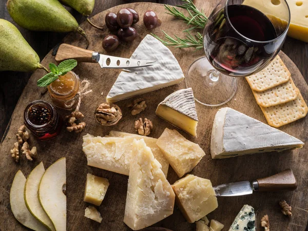 Plateau de fromage avec fromages bio, fruits, noix et vin sur wo — Photo