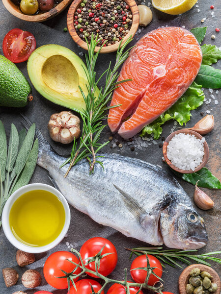 Сырая рыба и лосось стейк со специями и овощами на т
