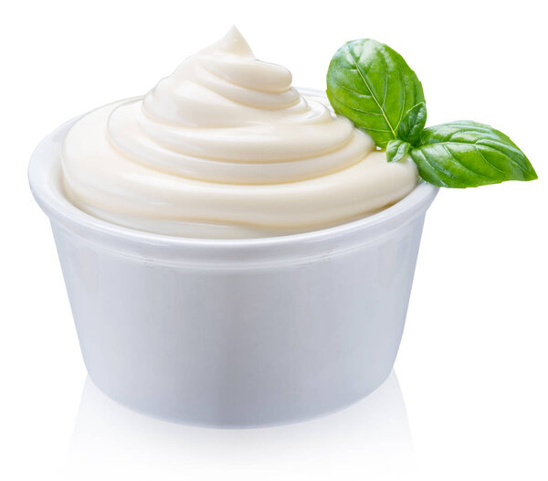 Майонез кружится в белой миске. Обрезной путь
.