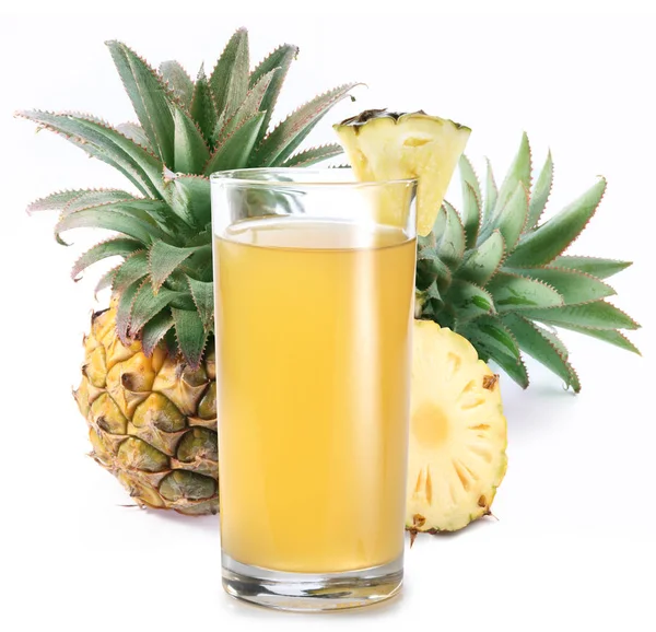 Glas Ananassaft und eine Gruppe Ananasfrüchte an der Bar — Stockfoto