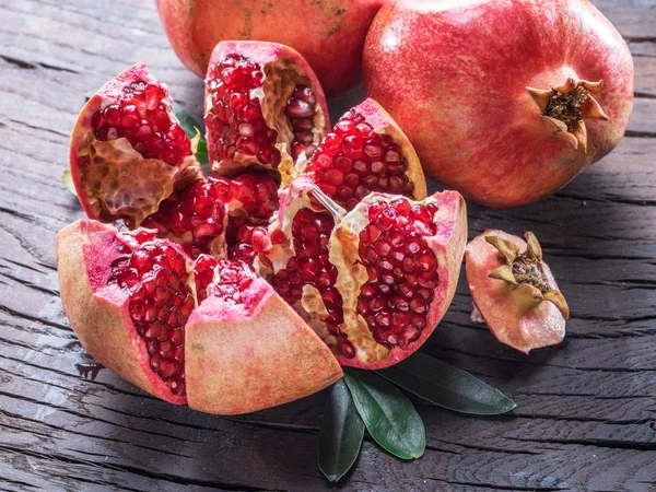 Reife Granatapfelfrüchte auf Holzboden. Ansicht von oben. — Stockfoto