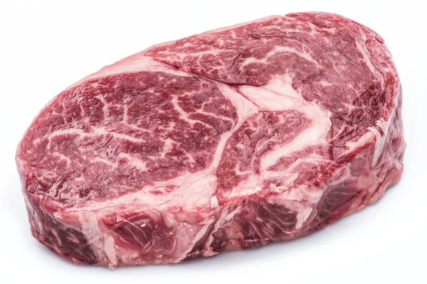 Çiğ Ribeye biftek veya sığır eti biftek beyaz arka plan izole. — Stok fotoğraf