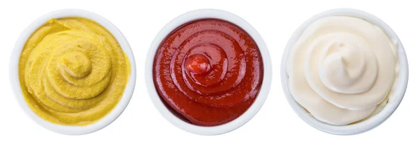Beyaz kaselerde mayonez, hardal ve domates sosları. Kırpma p — Stok fotoğraf
