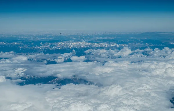 Witte zware wolken in de blauwe lucht. Panoramisch Cloudscape boven t — Stockfoto
