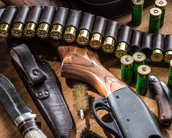 Pump åtgärd hagelgevär, 12 mm jakt patron och jakt kniv. — Stockfoto