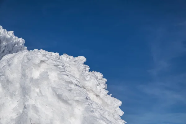 Snö ansamling eller snölast på bergets topp. — Stockfoto