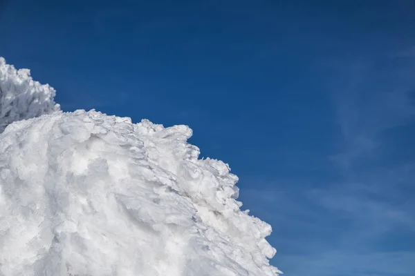 山顶上积雪堆积或积雪. — 图库照片