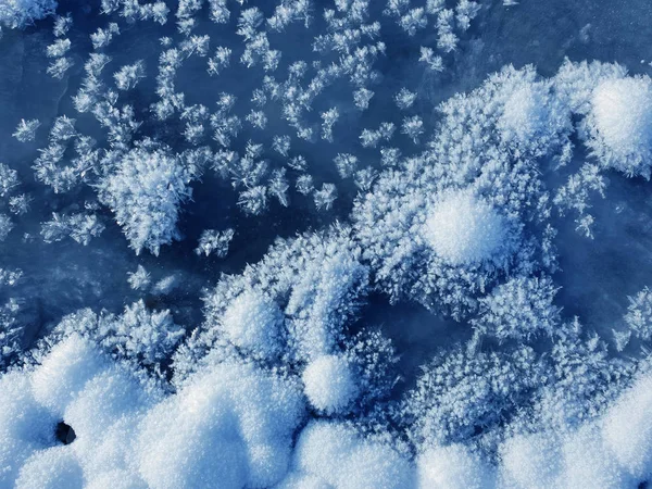 Copos de nieve como mariposas de nieve sobre el helado río. Frosty n — Foto de Stock