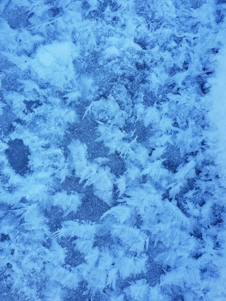 Cristais de neve formam um belo padrão de neve no rio congelado. Neve — Fotografia de Stock