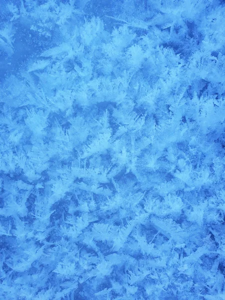 Los cristales de nieve forman un hermoso patrón de nieve en el helado río. S —  Fotos de Stock