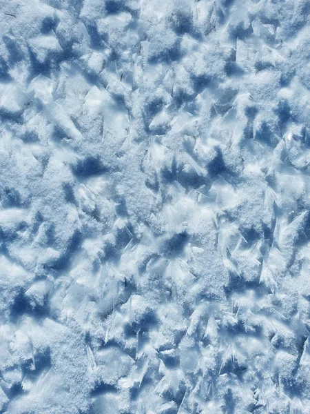 Cristal de neve forma belo padrão de neve no rio gelado congelado . — Fotografia de Stock