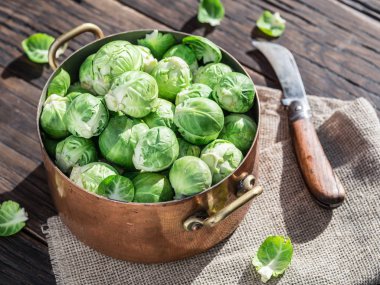 Eski ahşap masa üzerinde bakır tavada Brussel lahanası.