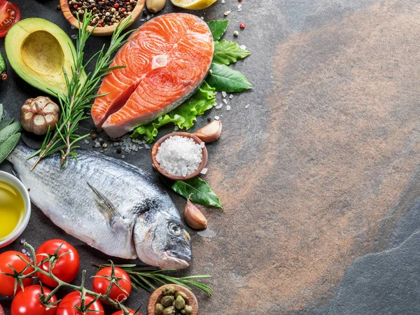 Pescado dorado crudo y filete de salmón con especias y verduras en t — Foto de Stock