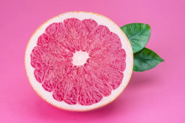 Corte transversal de pomelo aislado sobre fondo rosa . — Foto de Stock