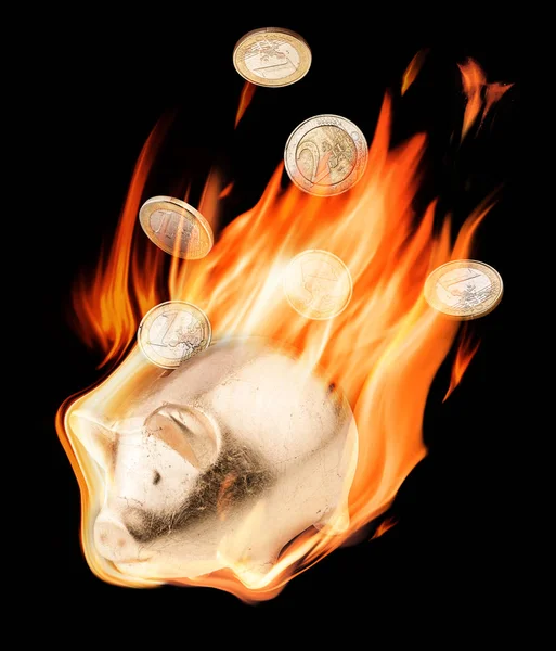 Burning money box e monete in euro in fiamme sul backgrou nero — Foto Stock
