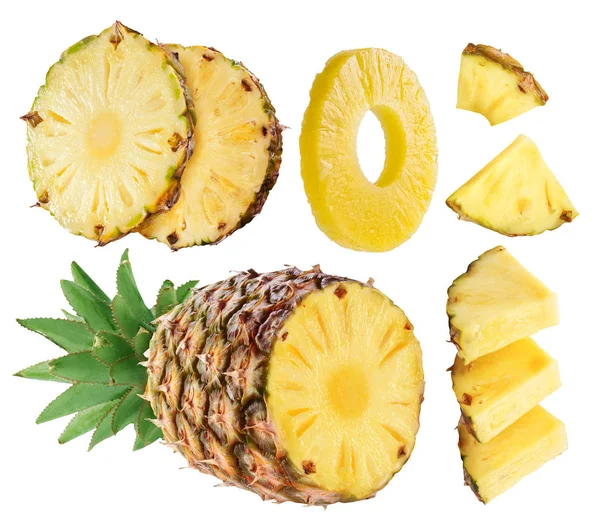 Ananas segmenten en segmenten geïsoleerd op witte achtergrond. — Stockfoto